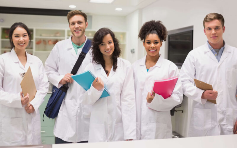 Especialidades médicas con más demanda y mejor sueldo en Perú en 2026